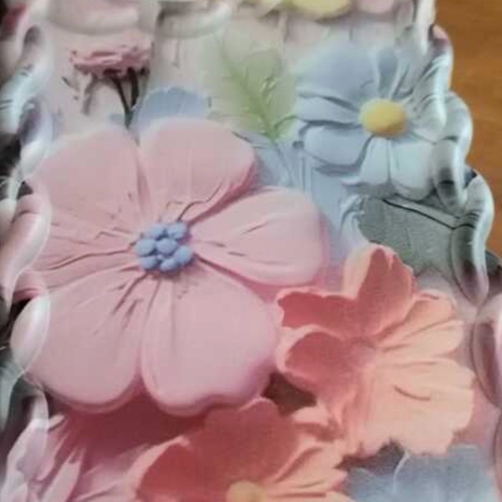 GUC Iphone 16 pro max cover with 3D flowers motif plus pop up button - Picture 2 of 6